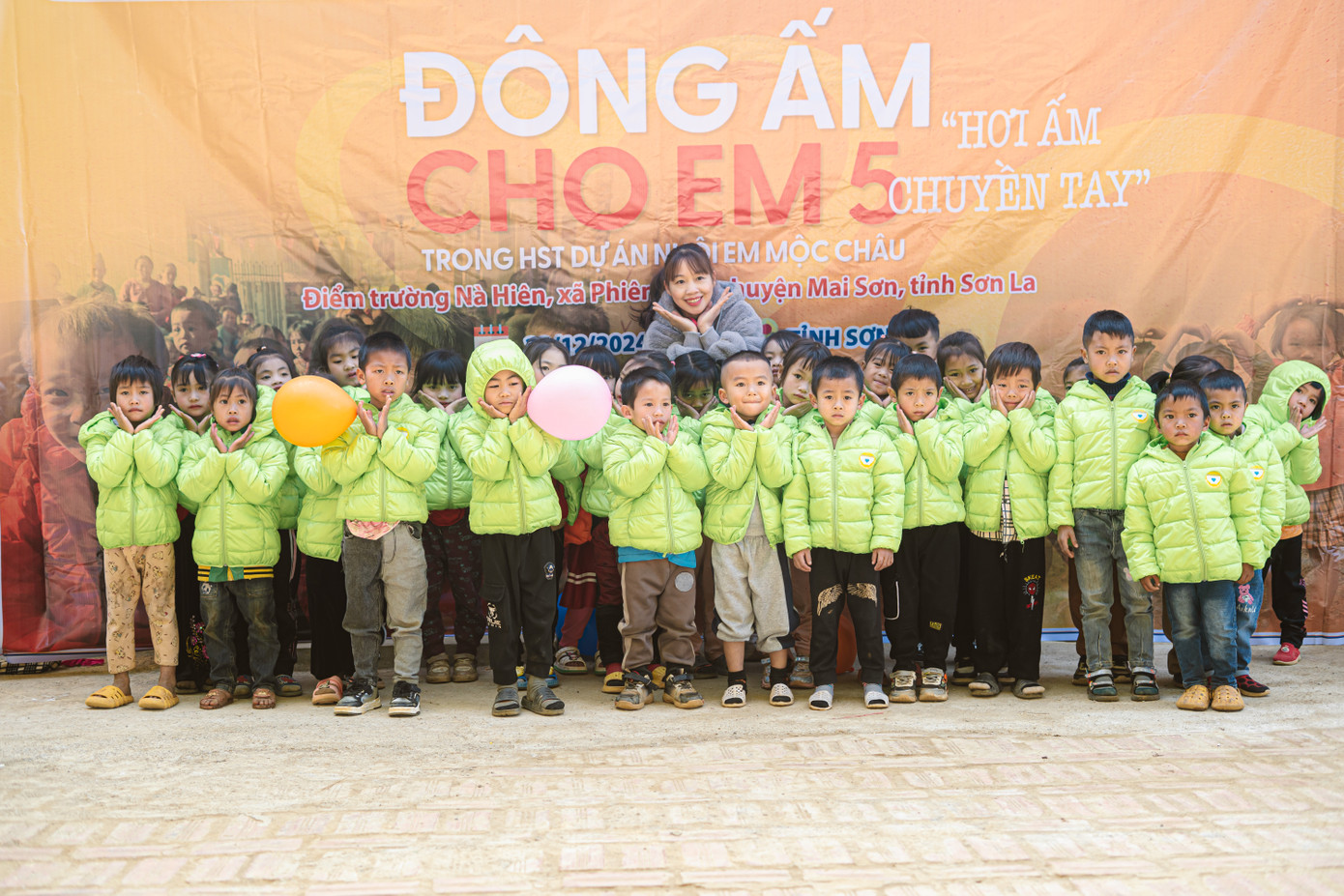 Trong khuôn khổ chương trình, 11.290 áo ấm trị giá hơn 1,1 tỉ đồng được chuyển trao tận tay các em nhỏ thuộc hệ sinh thái Nuôi Em Mộc Châu tại 8 huyện khó khăn trên địa bàn tỉnh Sơn La.