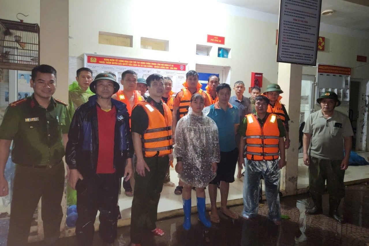 Vợ chồng anh Nguyễn Văn Khang được giải cứu thành công. Vợ chồng anh Nguyễn Văn Khang được giải cứu thành công.