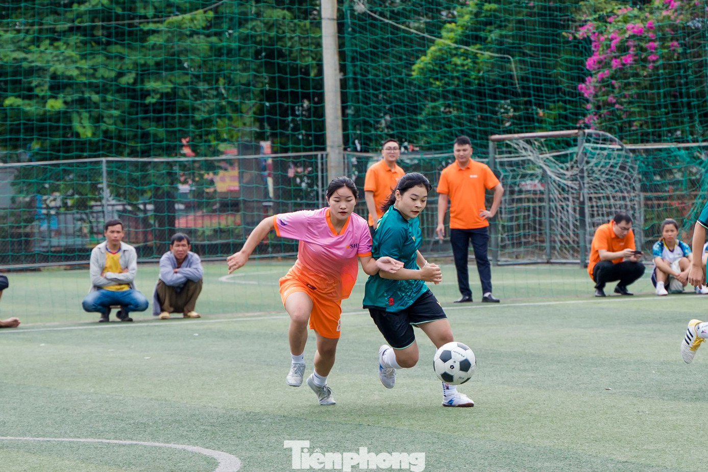 ...10 đội bóng đã cống hiến cho khán giả những trận đấu đầy hấp dẫn với các tình huống bóng tranh chấp kịch tính cùng nhiều bàn thắng đẹp mắt.