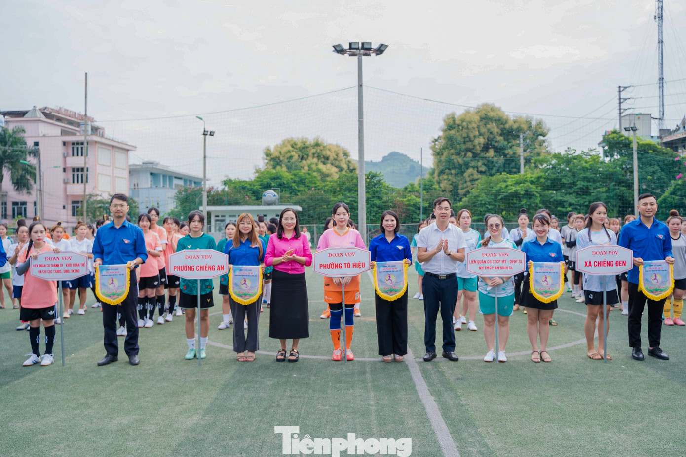 Giải bóng đá có sự góp mặt của 10 đội bóng đến từ các cơ sở Đoàn trên địa bàn thành phố Sơn La, cùng đông đảo đoàn viên thanh niên và người dân đến xem, cổ vũ.