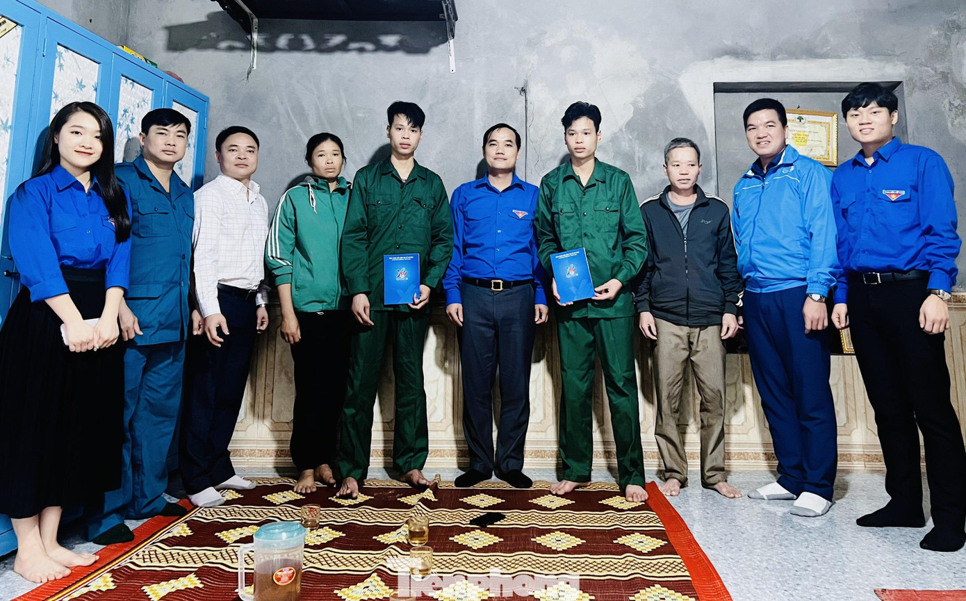 Lãnh đạo Tỉnh Đoàn Hòa Bình - Phó Bí thư Tỉnh Đoàn Hòa Bình tặng quà cho 2 anh em song sinh tình nguyện nhập ngũ. Lãnh đạo Tỉnh Đoàn Hòa Bình - Phó Bí thư Tỉnh Đoàn Hòa Bình tặng quà cho 2 anh em song sinh tình nguyện nhập ngũ.