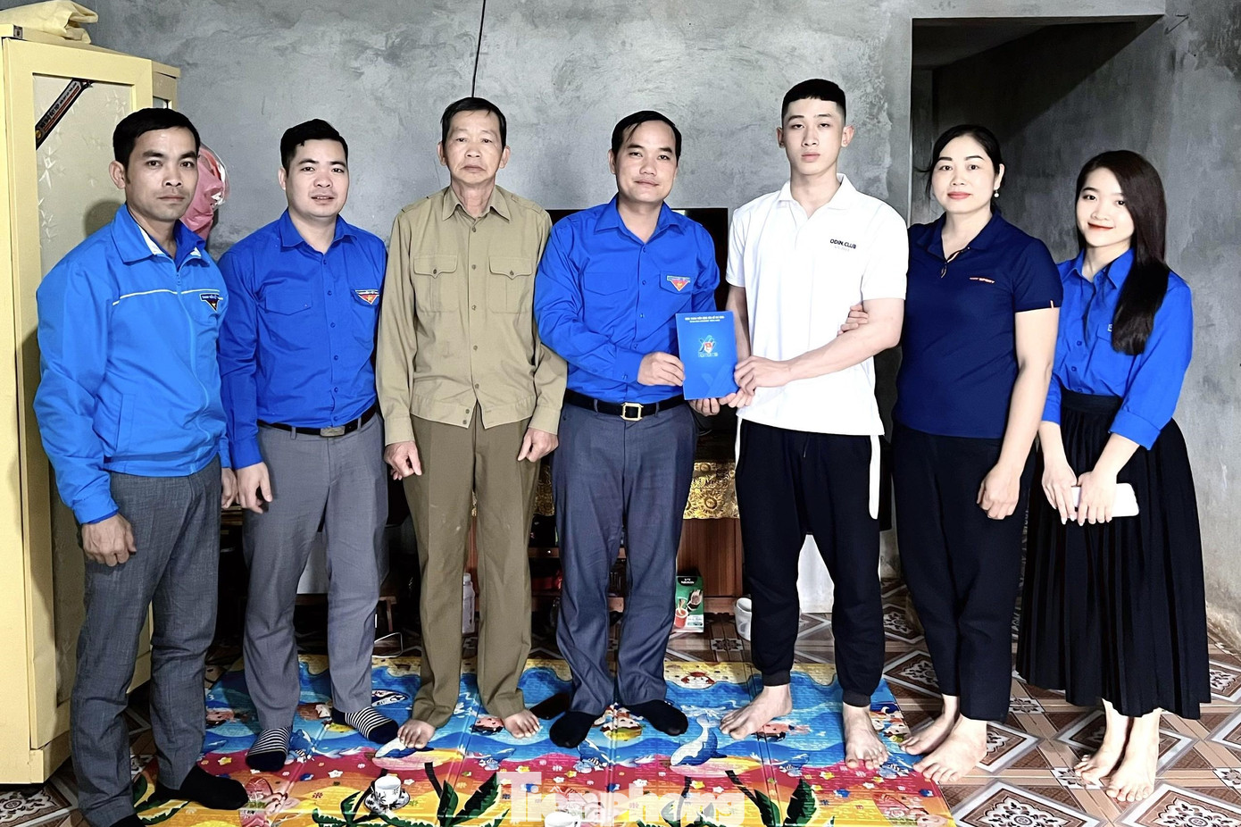 Anh Nguyễn Thành Luân tặng quà động viên em Bùi Minh Đức. Anh Nguyễn Thành Luân tặng quà động viên em Bùi Minh Đức.