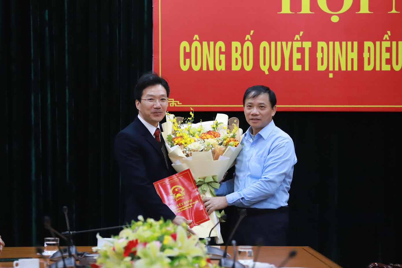 Tân Phó Chánh Văn phòng UBND tỉnh Hòa Bình Bùi Anh Tuấn nhận quyết định.