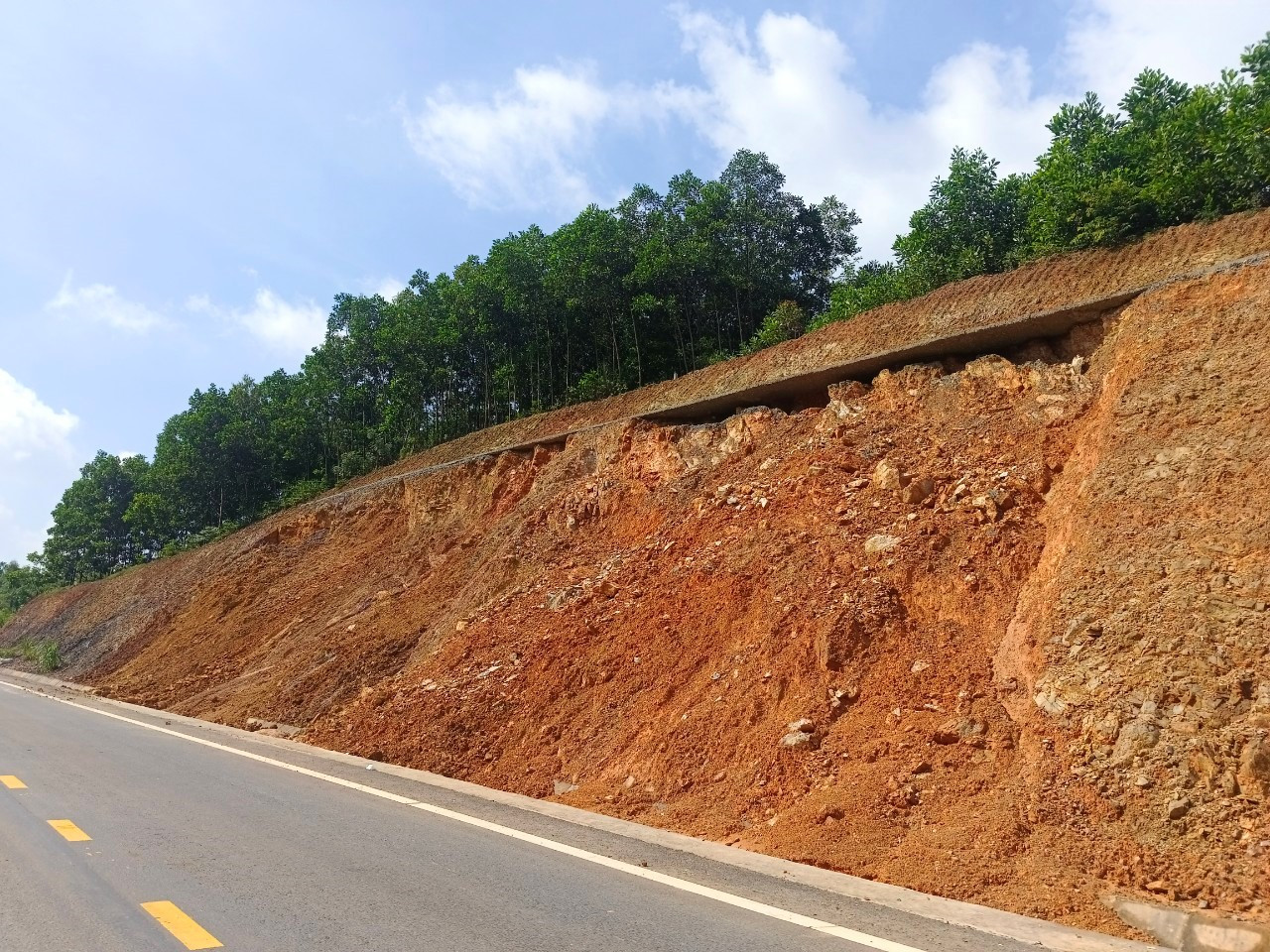 Nhiều khu vực vẫn còn tiềm ẩn nguy cơ sạt lở đất, đá gây nguy hiểm cho người tham gia giao thông.