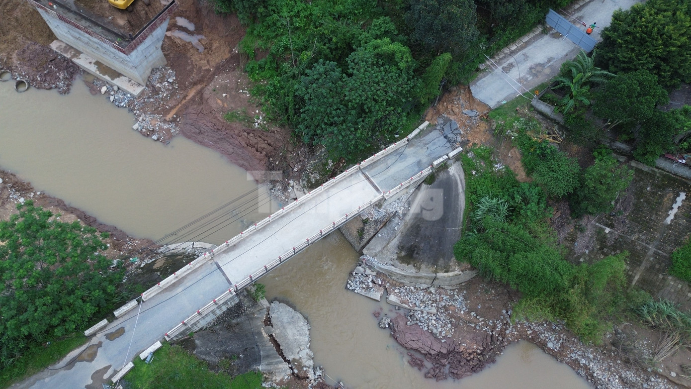 Cầu Ngòi Móng bị sụt lún vào rạng sáng ngày 19/9. Cầu Ngòi Móng bị sụt lún vào rạng sáng ngày 19/9.