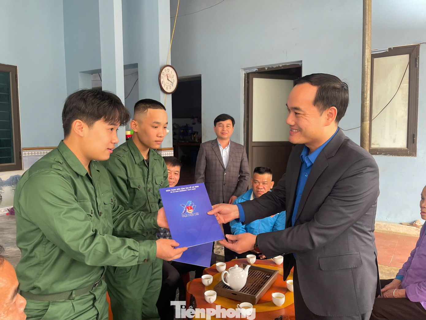 Anh Nguyễn Thành Luân trao quà động viên anh em song sinh trúng tuyển nghĩa vụ quân sự ở Hòa Bình. Anh Nguyễn Thành Luân trao quà động viên anh em song sinh trúng tuyển nghĩa vụ quân sự ở Hòa Bình.