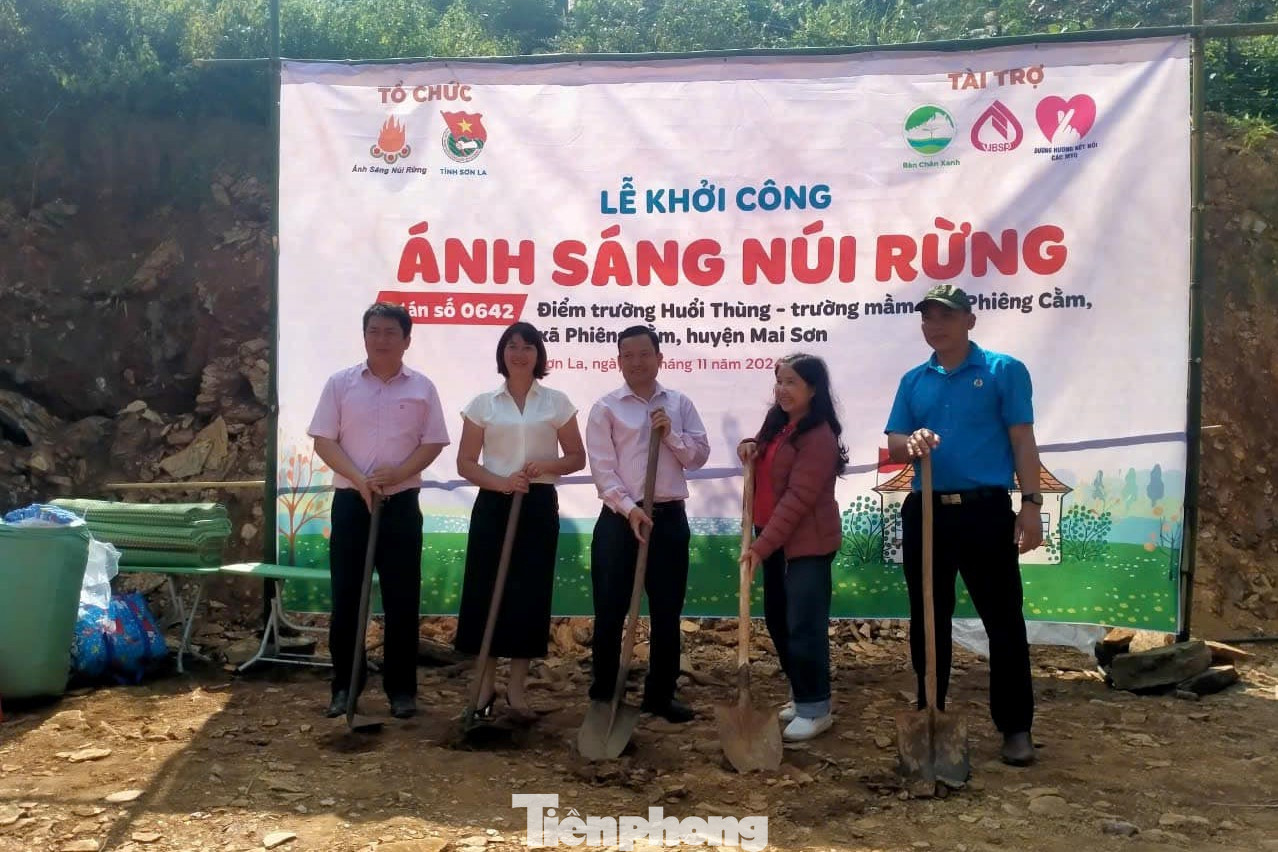 Cũng trong đầu tháng 11, Tỉnh Đoàn Sơn La, Hội LHTN Việt Nam tỉnh đã tổ chức lễ khởi công công trình “Trường đẹp cho em” tại điểm trường Huổi Thùng, trường Mầm non Phiêng Cằm, xã Phiêng Cằm, huyện Mai Sơn. Công trình được đầu tư xây dựng với quy mô 1 phòng học 42m2 và 1 nhà vệ sinh trị giá 225 triệu đồng. Cũng trong đầu tháng 11, Tỉnh Đoàn Sơn La, Hội LHTN Việt Nam tỉnh đã tổ chức lễ khởi công công trình “Trường đẹp cho em” tại điểm trường Huổi Thùng, trường Mầm non Phiêng Cằm, xã Phiêng Cằm, huyện Mai Sơn. Công trình được đầu tư xây dựng với quy mô 1 phòng học 42m2 và 1 nhà vệ sinh trị giá 225 triệu đồng.