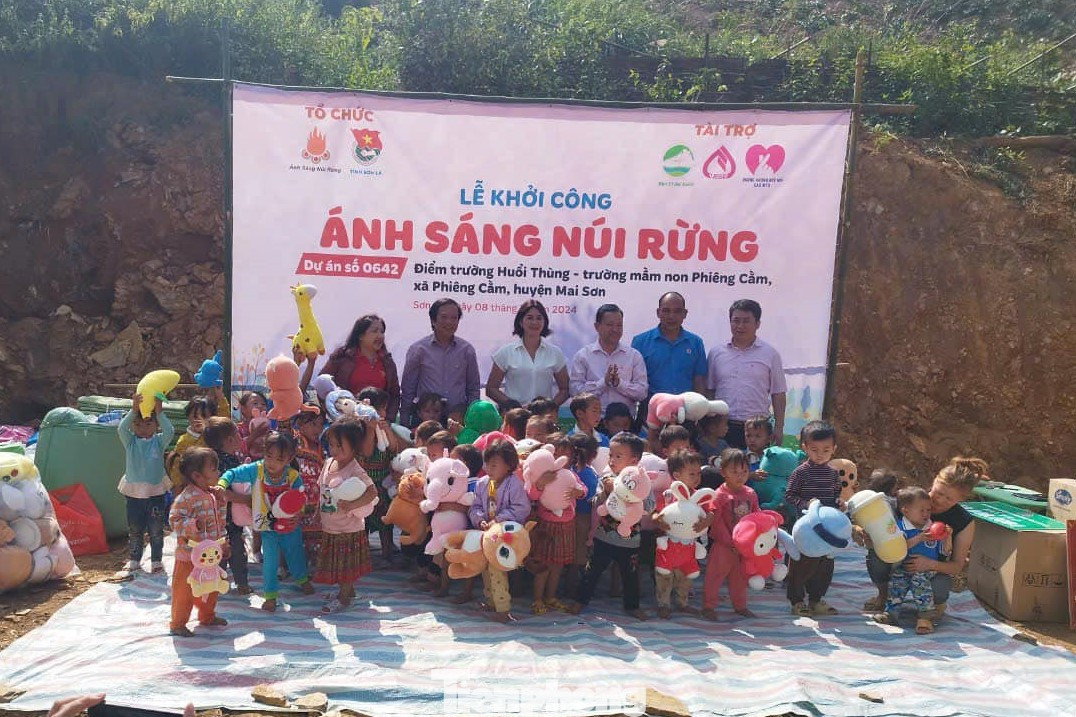 Cũng trong đầu tháng 11, Tỉnh Đoàn Sơn La, Hội LHTN Việt Nam tỉnh đã tổ chức lễ khởi công công trình “Trường đẹp cho em” tại điểm trường Huổi Thùng, trường Mầm non Phiêng Cằm, xã Phiêng Cằm, huyện Mai Sơn. Công trình được đầu tư xây dựng với quy mô 1 phòng học 42m2 và 1 nhà vệ sinh trị giá 225 triệu đồng. Cũng trong đầu tháng 11, Tỉnh Đoàn Sơn La, Hội LHTN Việt Nam tỉnh đã tổ chức lễ khởi công công trình “Trường đẹp cho em” tại điểm trường Huổi Thùng, trường Mầm non Phiêng Cằm, xã Phiêng Cằm, huyện Mai Sơn. Công trình được đầu tư xây dựng với quy mô 1 phòng học 42m2 và 1 nhà vệ sinh trị giá 225 triệu đồng.