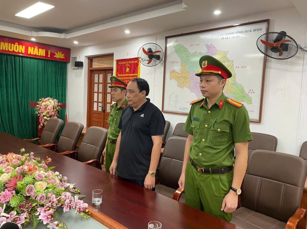Ông Phạm Hồng Tuyên - Phó Chi cục trưởng Chi cục Thuế khu vực Lạc Sơn - Yên Thủy bị khởi tố. Ảnh: Công an Hòa Bình.