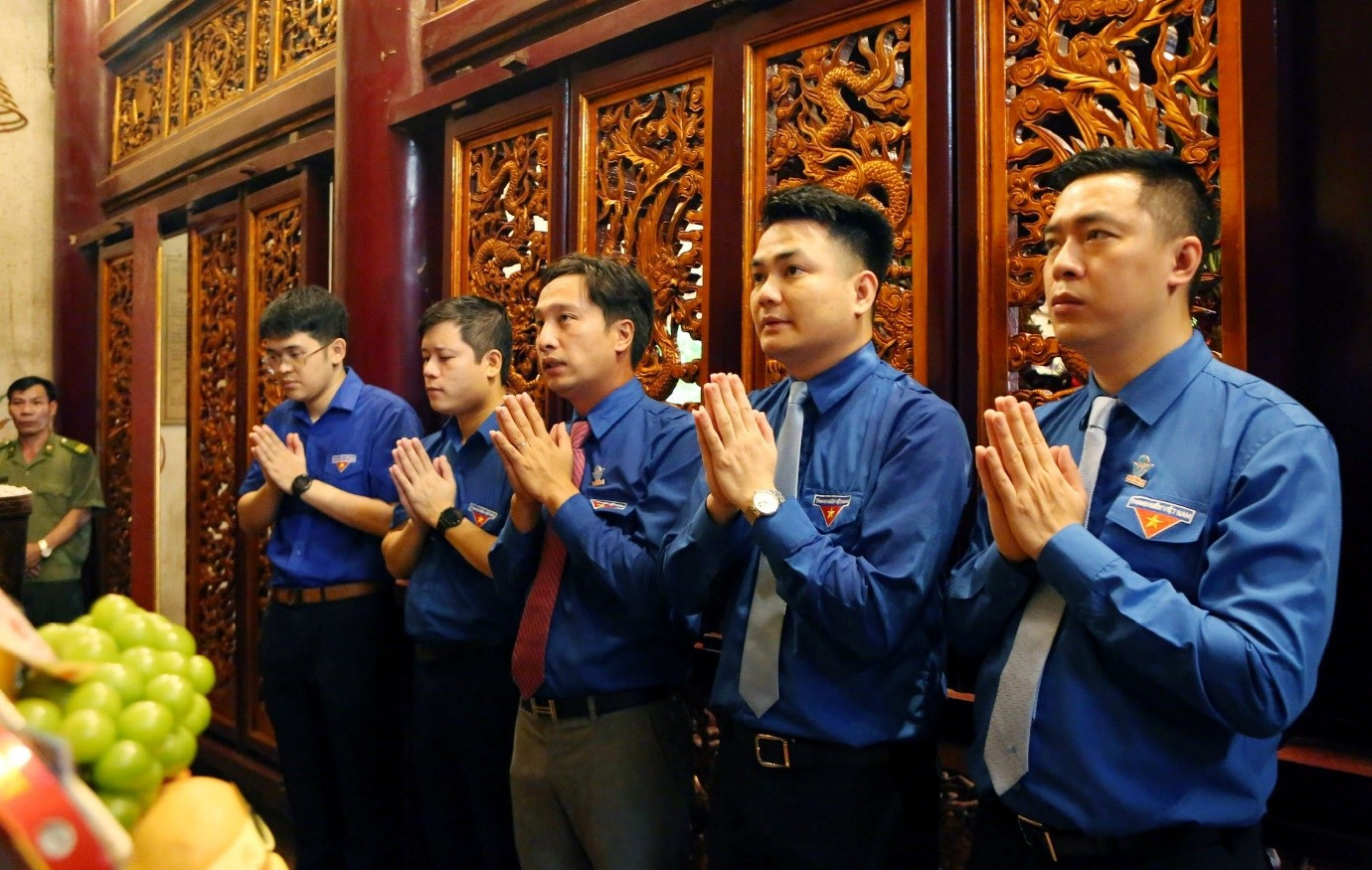 Đoàn Đại biểu Hội LHTN Việt Nam thành kính dâng hoa, lễ vật tưởng niệm anh linh các Vua Hùng tại Điện Kính Thiên. Đoàn Đại biểu Hội LHTN Việt Nam thành kính dâng hoa, lễ vật tưởng niệm anh linh các Vua Hùng tại Điện Kính Thiên.