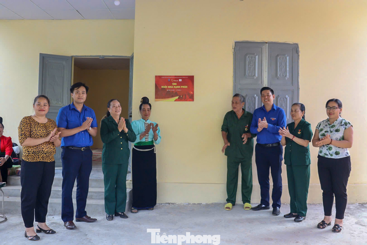 “Ngôi nhà hạnh phúc” được khánh thành và trao tặng cho gia đình ông Lèo Văn Luấn. “Ngôi nhà hạnh phúc” được khánh thành và trao tặng cho gia đình ông Lèo Văn Luấn.