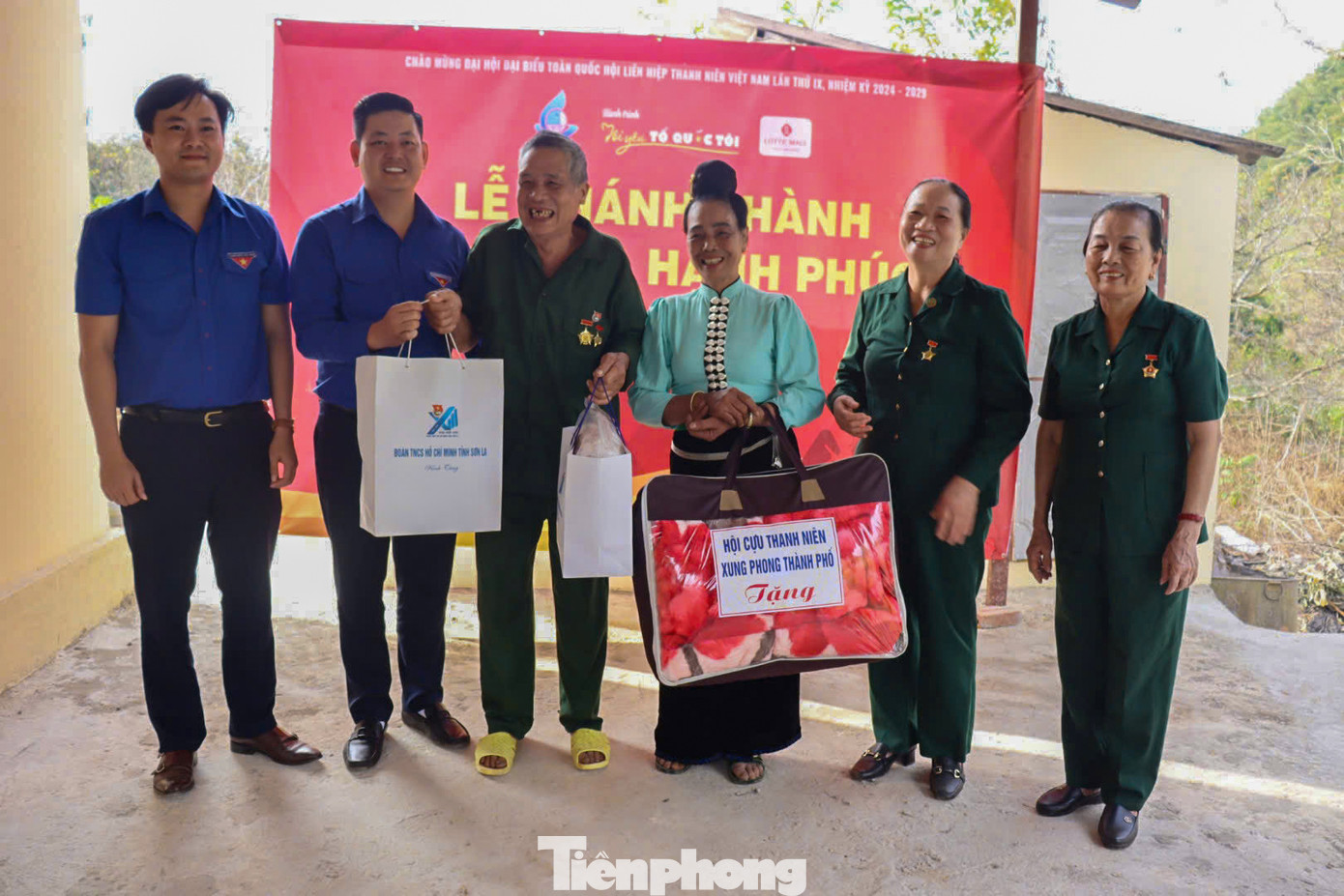 Tỉnh Đoàn trao tặng một số món quà cho cựu thanh niên xung phong. Tỉnh Đoàn trao tặng một số món quà cho cựu thanh niên xung phong.