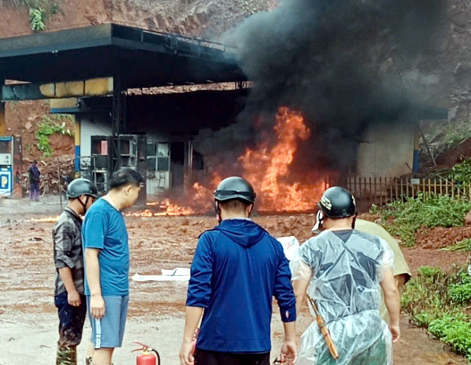 Đám cháy lớn tại cây xăng xã Vàng Đán.