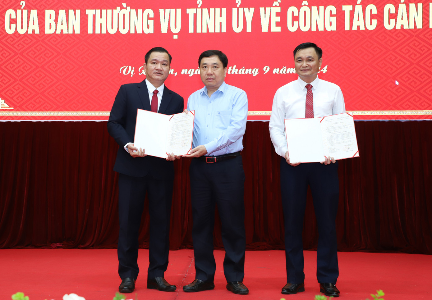 Quyền Bí thư Tỉnh ủy Hà Giang trao quyết định cho ông Đinh Thế Mạnh (bên trái) và ông Đỗ Anh Tuấn (bên phải). Ảnh: Báo Hà Giang. Quyền Bí thư Tỉnh ủy Hà Giang trao quyết định cho ông Đinh Thế Mạnh (bên trái) và ông Đỗ Anh Tuấn (bên phải). Ảnh: Báo Hà Giang.