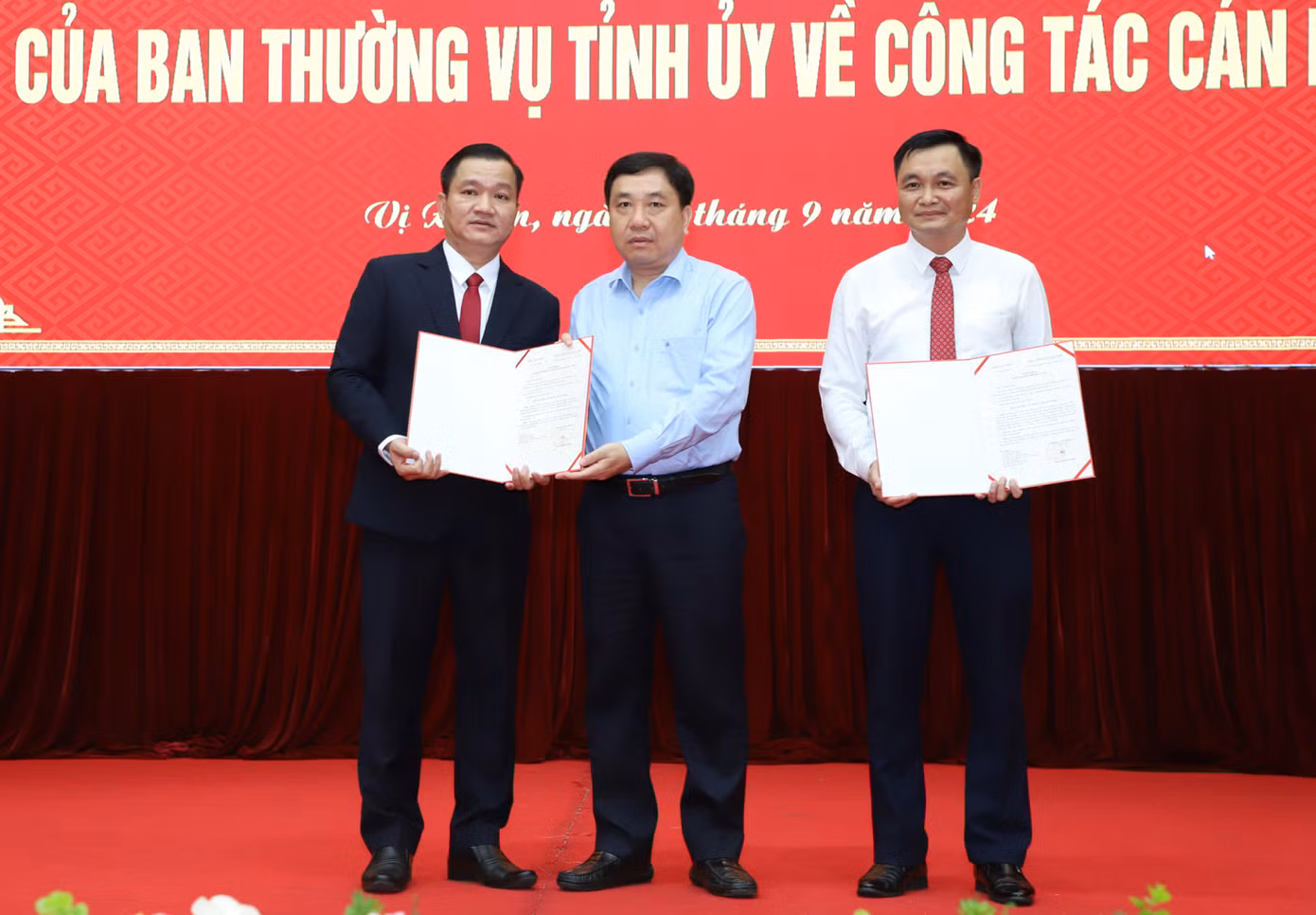 Quyền Bí thư Tỉnh ủy Hà Giang trao quyết định cho ông Đinh Thế Mạnh (bên trái) và ông Đỗ Anh Tuấn (bên phải). Ảnh: Báo Hà Giang.