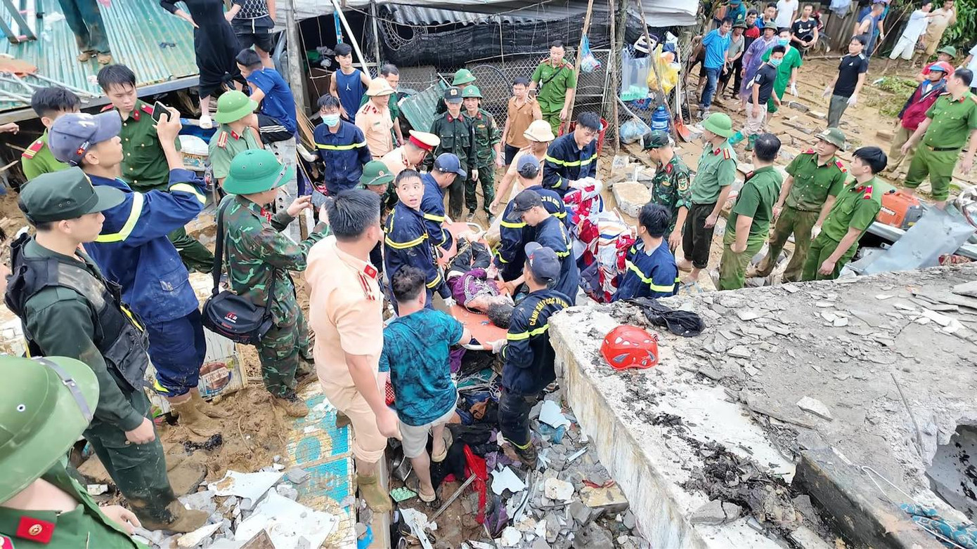 Lực lượng chức năng đang tích cực tìm kiếm các nạn nhân mất tích trong vụ sạt lở, lũ quét.