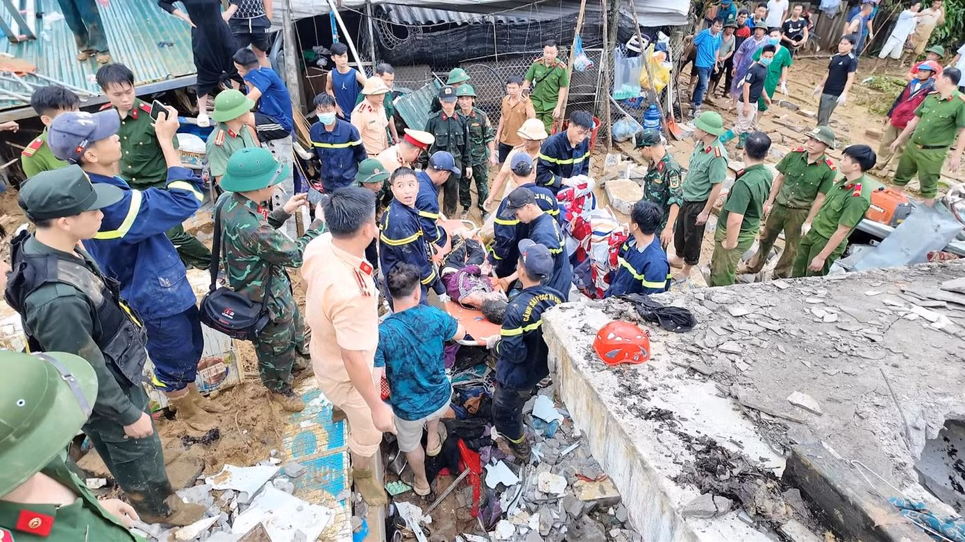 Lực lượng chức năng đang tích cực tìm kiếm các nạn nhân mất tích trong vụ sạt lở, lũ quét.