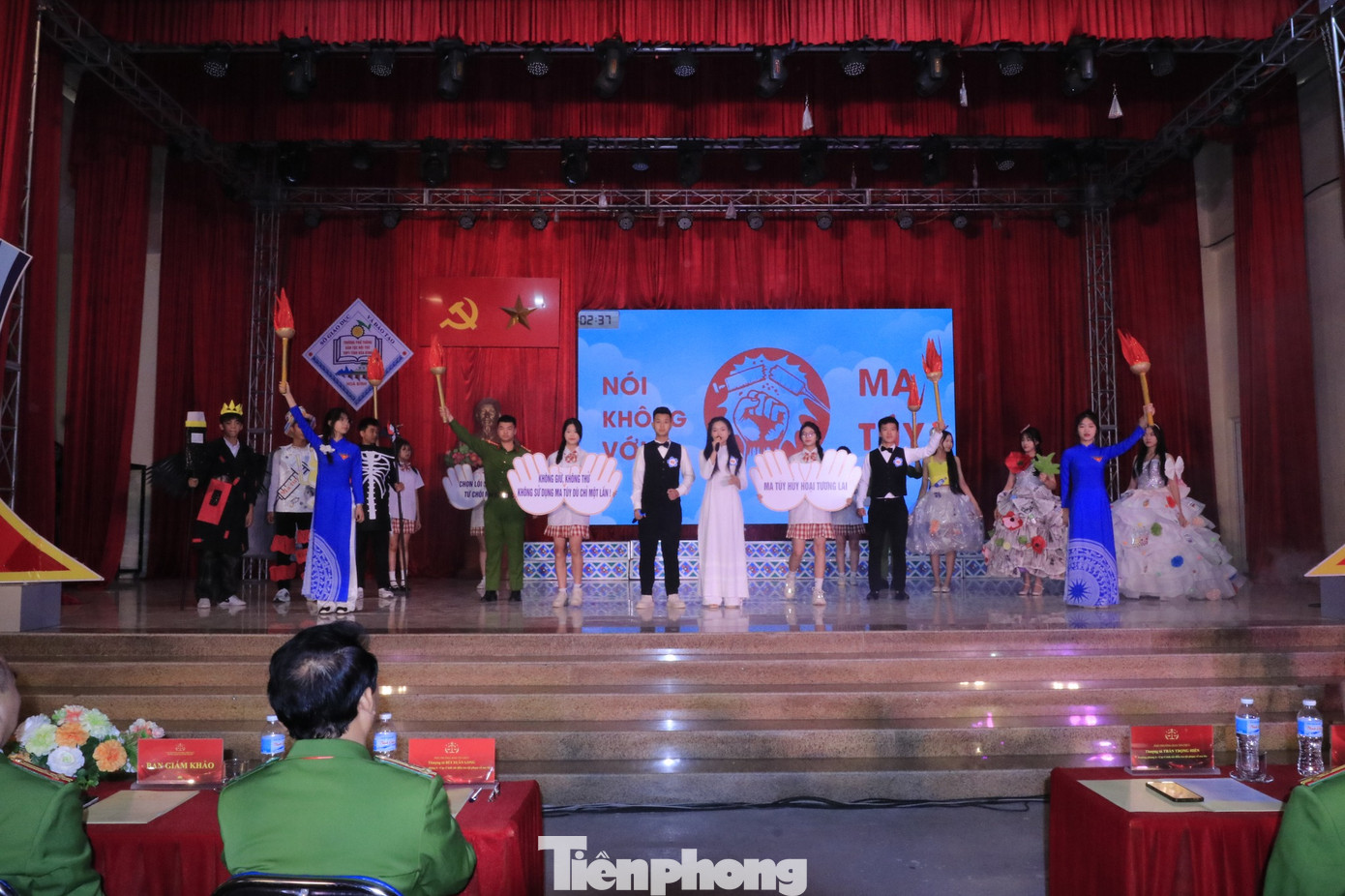 Cuộc thi vong loại tại Hòa Bình có 5 đội là các trường THPT tham gia tranh tài. Cuộc thi vong loại tại Hòa Bình có 5 đội là các trường THPT tham gia tranh tài.