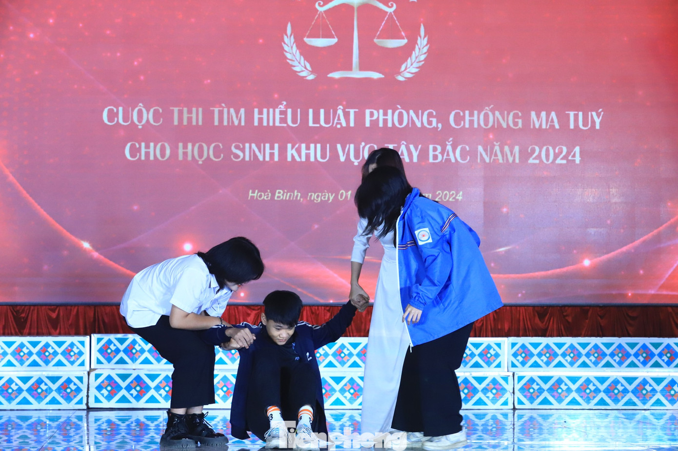 Các em học sinh biểu diễn nhiều tiết mục tuyên truyền nội dung phòng chống ma túy trong học đường. Các em học sinh biểu diễn nhiều tiết mục tuyên truyền nội dung phòng chống ma túy trong học đường.