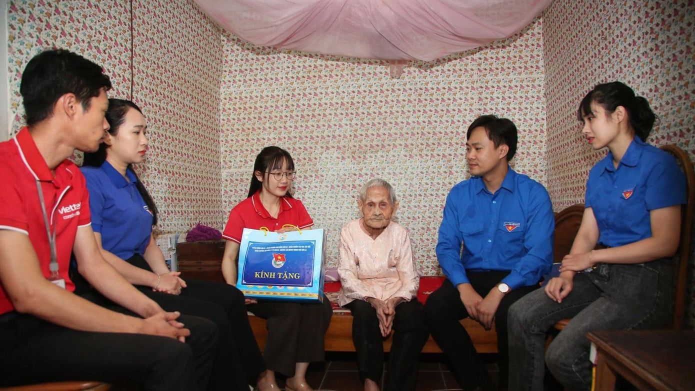 Theo đó, Đoàn đã tổ chức Thăm, tặng 3 suất quà (mỗi suất trị giá 1 triệu đồng) cho Mẹ Việt Nam Anh hùng Đoàn Thị Diệp (tại tổ 10, phường Quyết Thắng, TP Sơn La) và 2 thương binh (tại phường Quyết Thắng và Quyết Tâm, TP Sơn La). Ảnh: Báo Sơn La