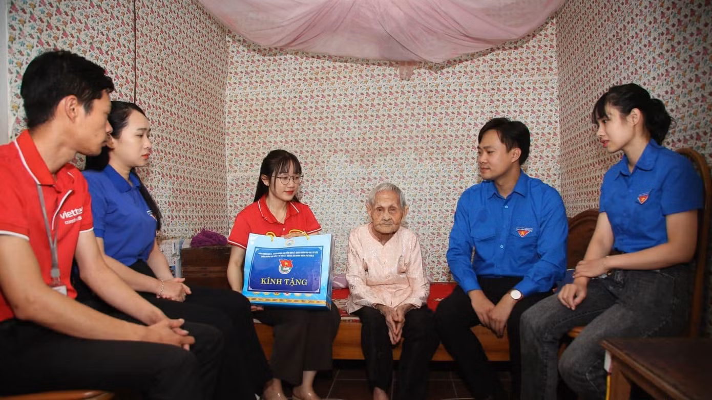 Theo đó, Đoàn đã tổ chức Thăm, tặng 3 suất quà (mỗi suất trị giá 1 triệu đồng) cho Mẹ Việt Nam Anh hùng Đoàn Thị Diệp (tại tổ 10, phường Quyết Thắng, TP Sơn La) và 2 thương binh (tại phường Quyết Thắng và Quyết Tâm, TP Sơn La). Ảnh: Báo Sơn La