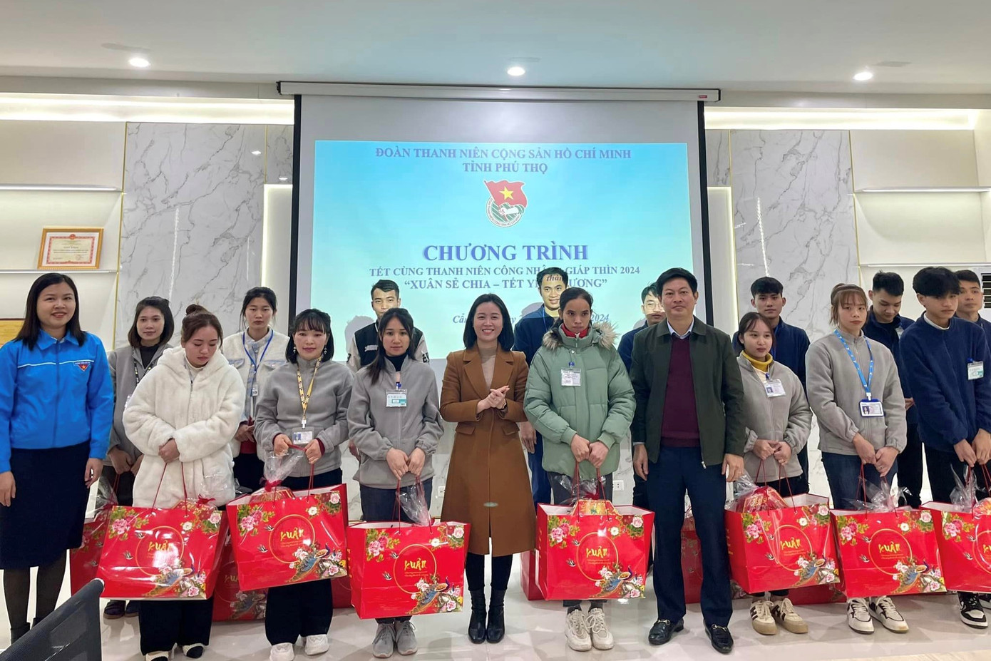 Tỉnh Đoàn Phú Thọ trao quà Tết cho thanh niên công nhân