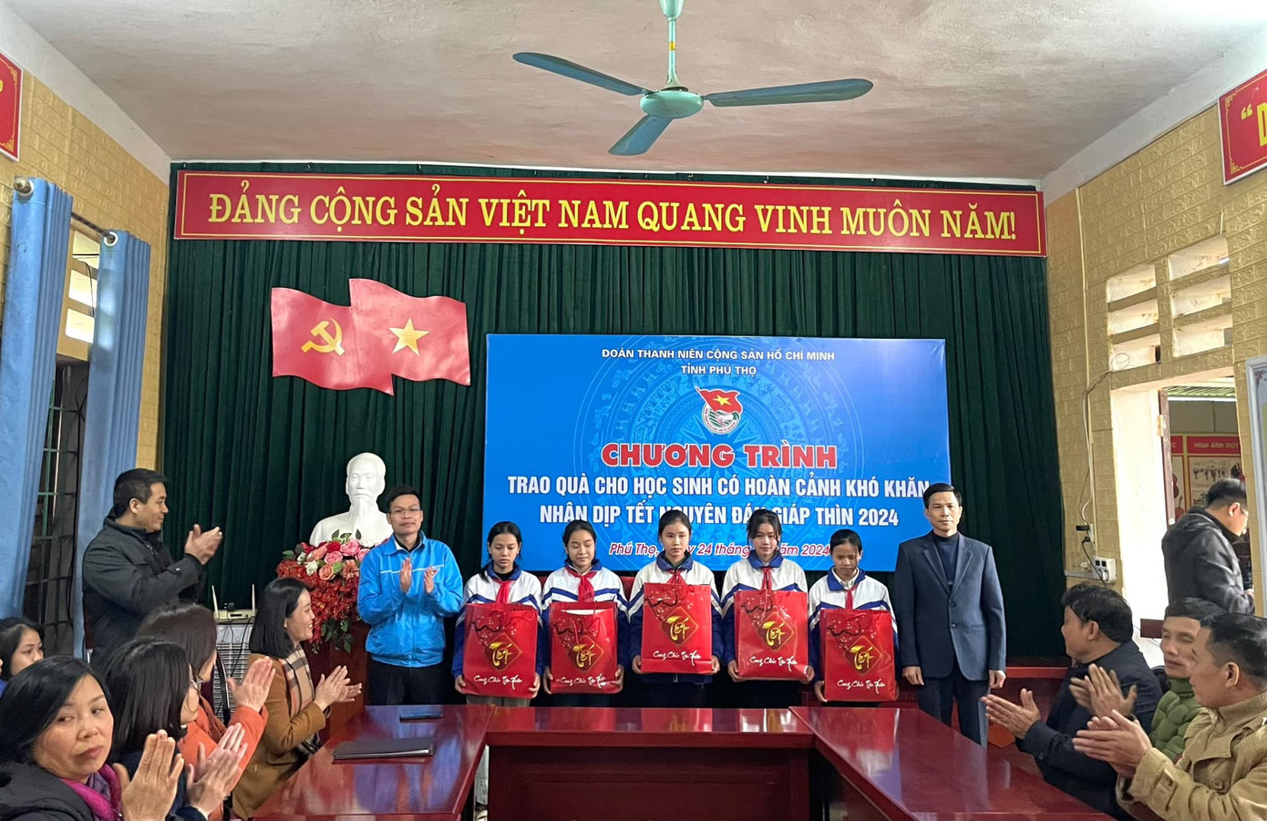 Những món quà được trao đến tay các em học sinh có hoàn cảnh khó khăn