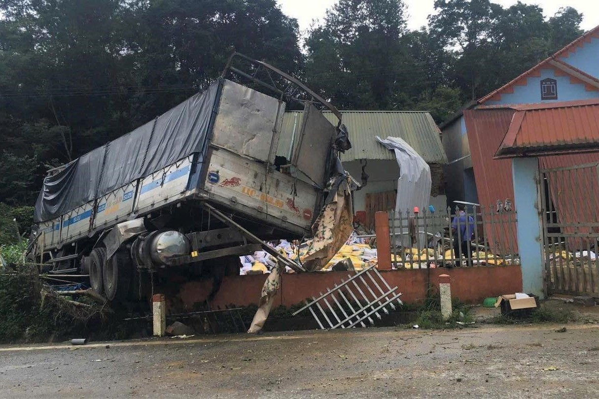 Ô tô vượt qua tường rào, đâm vào nhà dân.