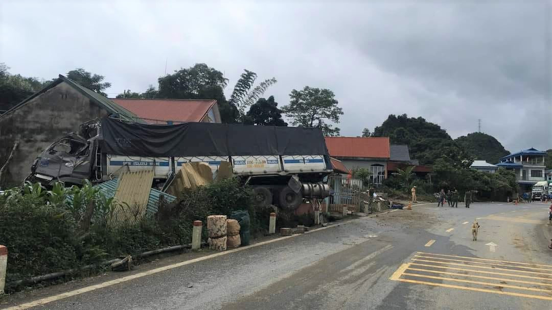 Xe tải đâm vào 3 ngôi nhà ven đường.