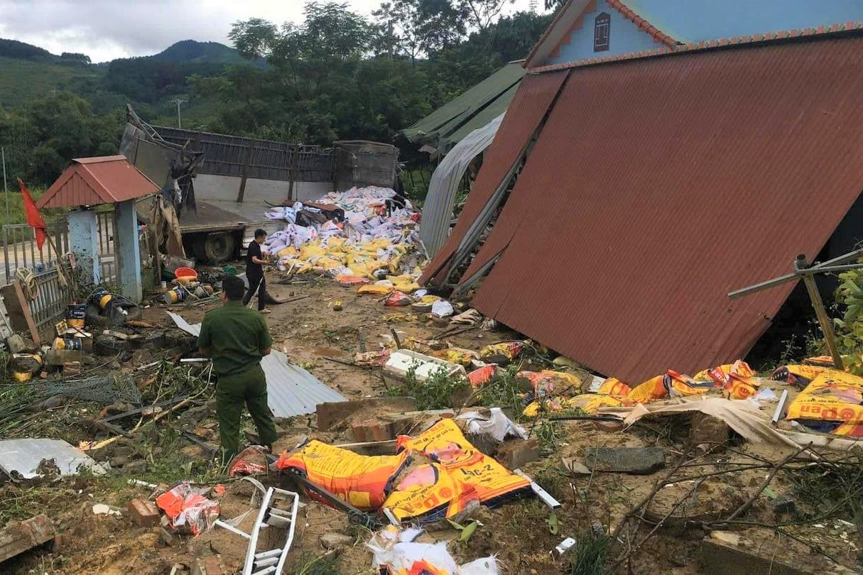 Các bao tải trên xe ô tô văng ra khắp nơi.