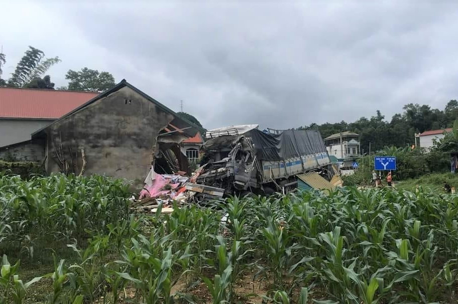 Xe tải tông vào 3 nhà dân trong đêm.