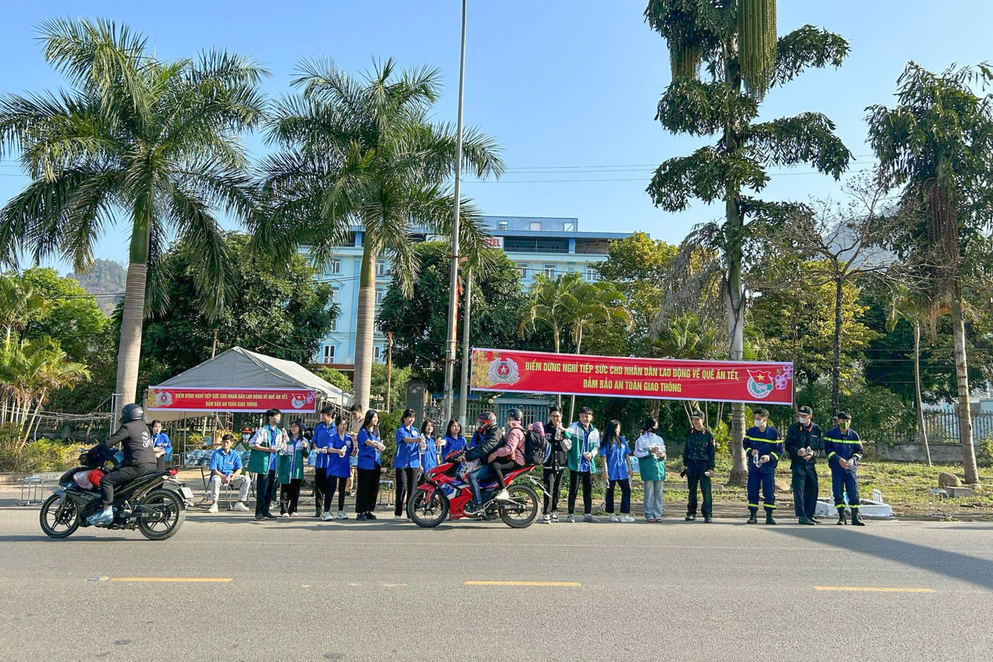 Trong các ngày 4 - 6/2 (tức ngày 25 – 27/12 âm lịch), Huyện Đoàn Mộc Châu phối hợp với Công an huyện cùng một số đơn vị tổ chức chương trình “Điểm dừng nghỉ tiếp sức cho nhân dân lao động về quê ăn Tết, đảm bảo an toàn giao thông”.