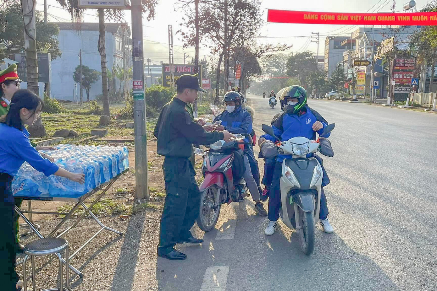 Đồng thời, lực lượng công an còn tuyên truyền, phổ biến pháp luật và gửi những lời chúc đến người dân trong dịp đầu xuân năm mới.