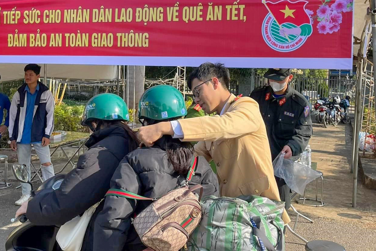 Ngoài ra, điểm dừng chân tiếp sức còn tổ chức chương trình “Thu cũ, đổi mới mũ bảo hiểm” giúp người lao động tham gia giao thông an toàn.