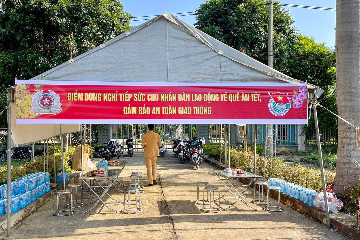 Tại đây, ban tổ chức cấp phát nước và đồ ăn miễn phí, bố trí nơi nghỉ ngơi cho người lao động nhằm đảm bảo sức khỏe, tỉnh táo để tham gia giao thông an toàn trên đường về quê ăn Tết Nguyên đán Giáp Thìn 2024.