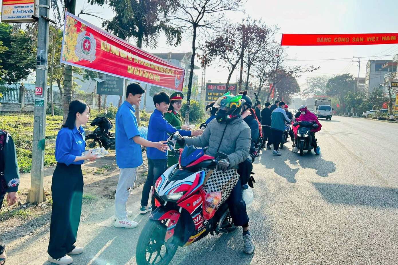 Chị Phạm Tú Uyên - Bí thư Huyện Đoàn Mộc Châu cho hay: "Đây là hoạt động thiết thực của đơn vị nhằm hỗ trợ người dân đi làm ăn xa quê trở về địa phương trong dịp Tết Nguyên đán. Khi được trao quà, chúng tôi đón nhận được những lời cảm ơn của người dân, ai nấy trong đoàn cũng đều thấy ấm lòng".