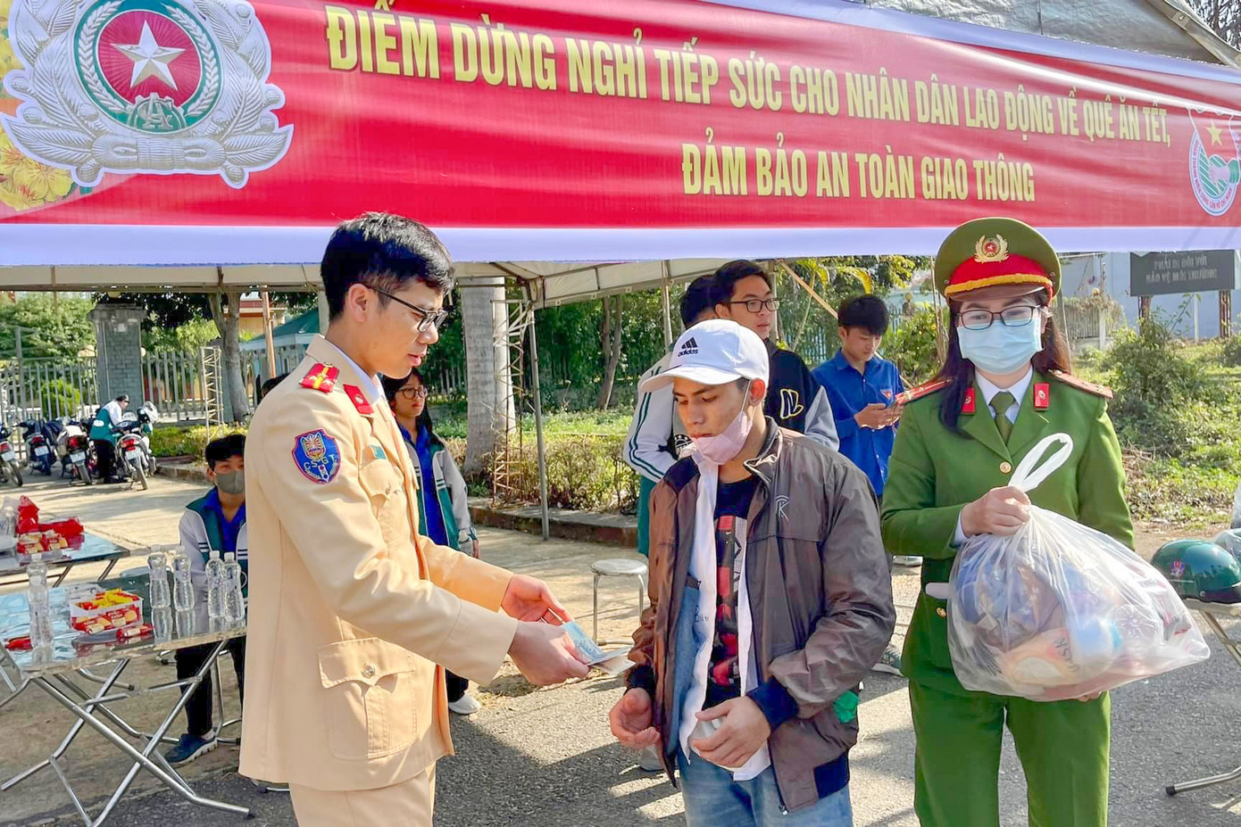 ...hỗ trợ 800.000 đồng tiền mặt cho 1 cá nhân có hoàn cảnh khó khăn không có điều kiện để bắt xe về quê tại Điện Biên.