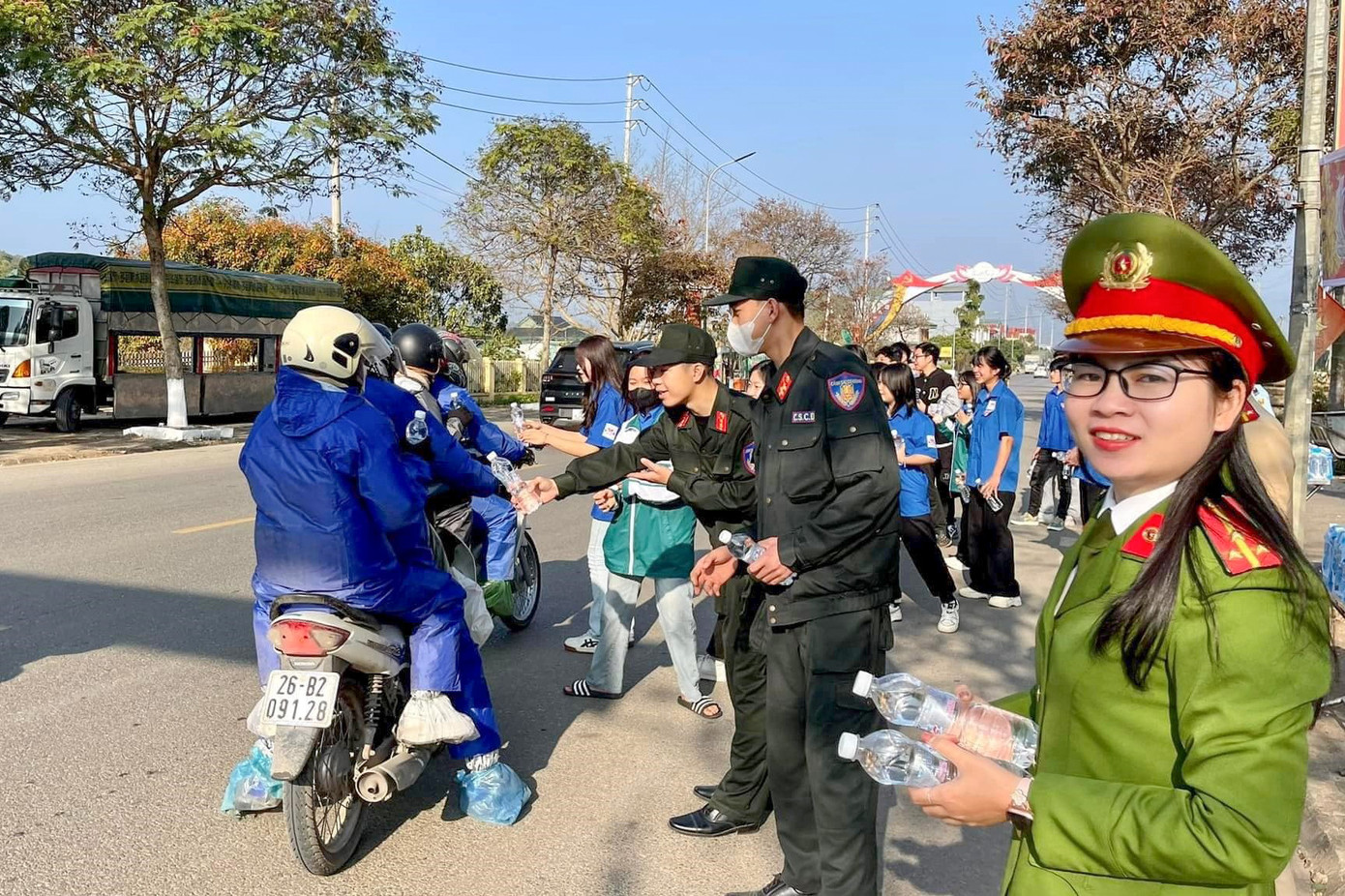 Trong ngày 4/2, điểm dừng nghỉ tiếp sức đã phát miễn phí trên 600 chai nước lọc, thu cũ đổi mới 15 mũ bảo hiểm;...