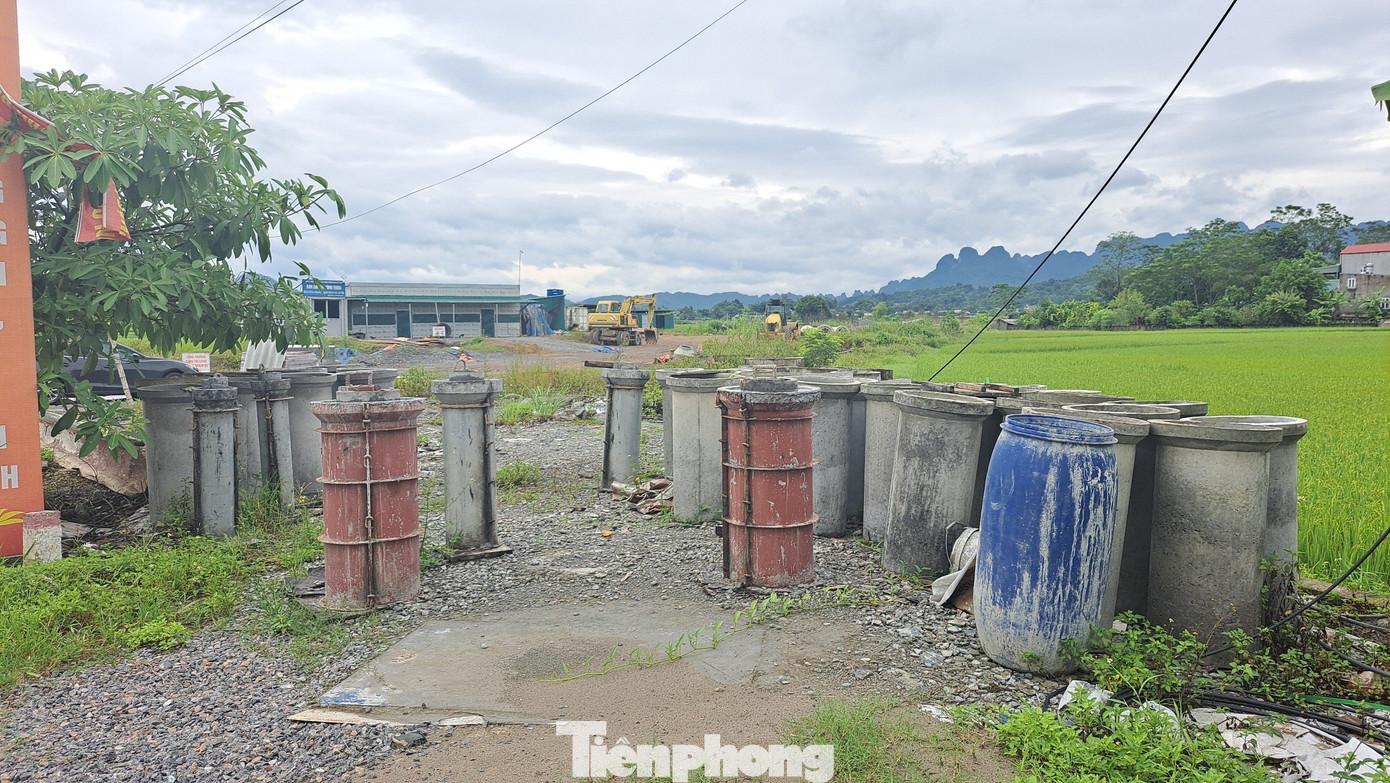 Theo đại diện Công ty TNHH Đầu tư và Xây dựng Thương mại Mỹ Phong (đơn vị thi công dự án), việc thi công dự án đường tỉnh 436 gặp khó do không có nguồn đất đắp. Đơn vị phải dừng thi công gần 18 tháng qua, tại công trường chỉ còn vài người trông coi.