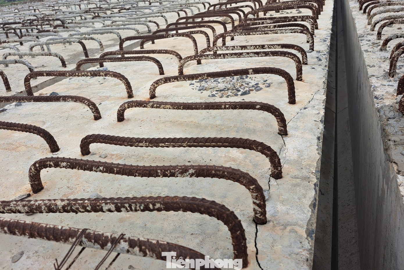 Một số vị trí trên cầu đã xuất hiện các vết nứt.