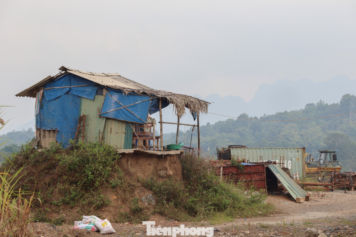 Trao đổi với Tiền Phong, ông Bùi Ngọc Tâm - Giám đốc Ban QLDA ĐTXD các công trình giao thông tỉnh Hòa Bình, cho hay: “Dự án hiện đã hoàn thành được khoảng 22% khối lượng. Tuy nhiên, hoạt động thi công đang phải dừng do chưa có nguồn đất đắp và chưa bố trí được nguồn vốn để giải ngân cho khối lượng đã hoàn thành".