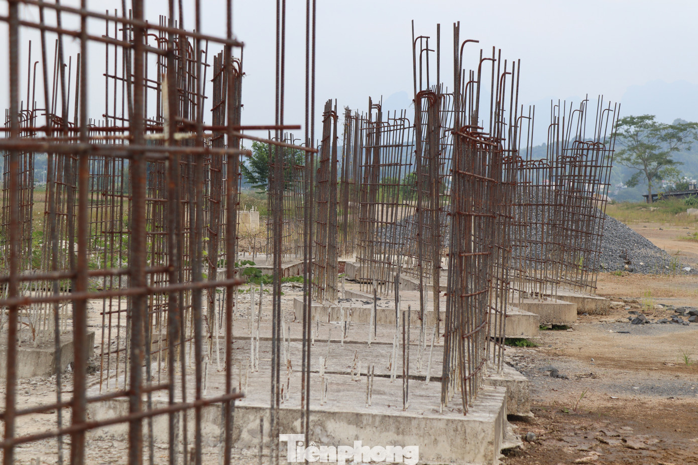 Đơn vị thi công là liên danh 3 nhà thầu gồm: Công ty TNHH đầu tư và xây dựng thương mại Mỹ Phong, Công ty Cổ phần xây dựng 568 và Công ty Cổ phần xây dựng Lạc Việt.