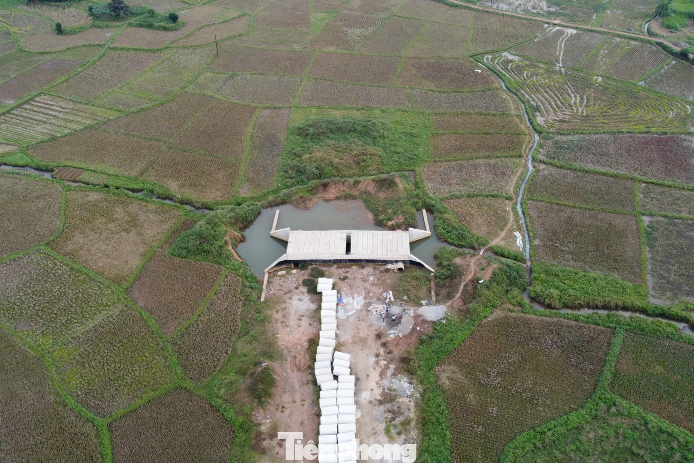 Có mặt tại dự án, phóng viên ghi nhận công trình đã san lấp mặt bằng được một phần, những phần còn lại vẫn còn là đất ruộng.