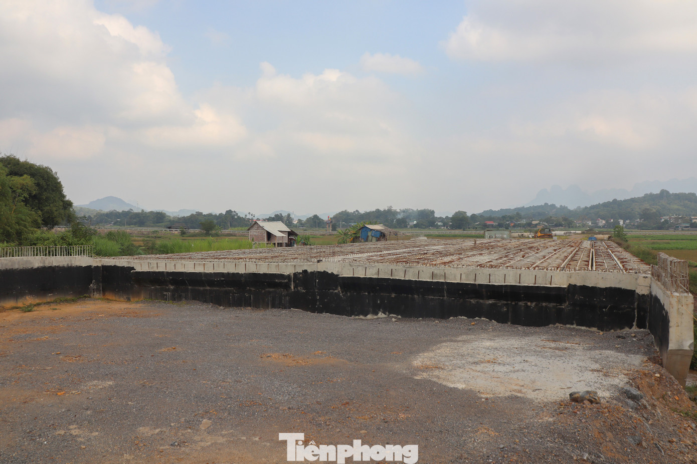 Theo ông Bùi Văn Đ. (51 tuổi, trú ở xóm Lồ, xã Phong Phú), tuyến đường này bắt đầu làm từ đầu năm 2022, thời gian đầu có rất nhiều máy móc và công nhân thi công. Nhưng chỉ sau vài tháng, hoạt động xây dựng tại đây dừng lại và chỉ còn người bảo vệ công trường.