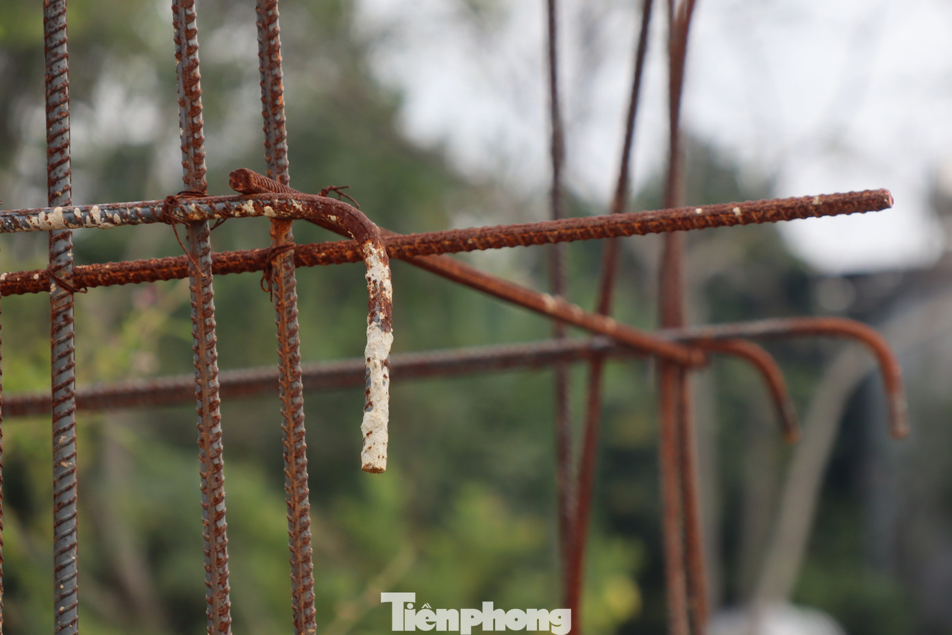 Việc tuyến đường thi công ì ạch, chậm tiến độ đặt ra dấu hỏi về trách nhiệm của chủ đầu tư, năng lực nhà thầu thi công.