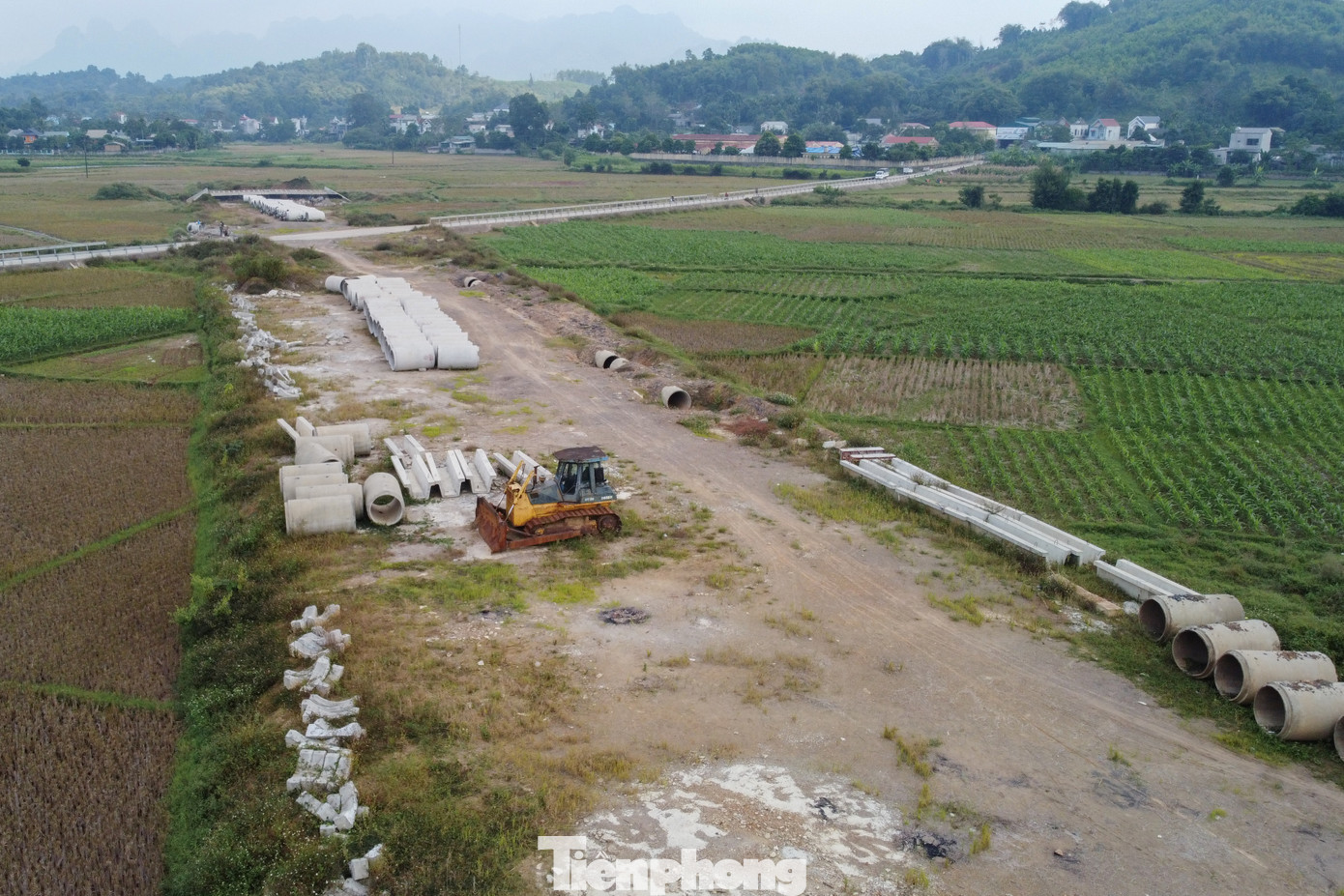 Tại công trường vẫn xuất hiện các máy móc, tuy nhiên không có hoạt động thi công nào diễn ra.