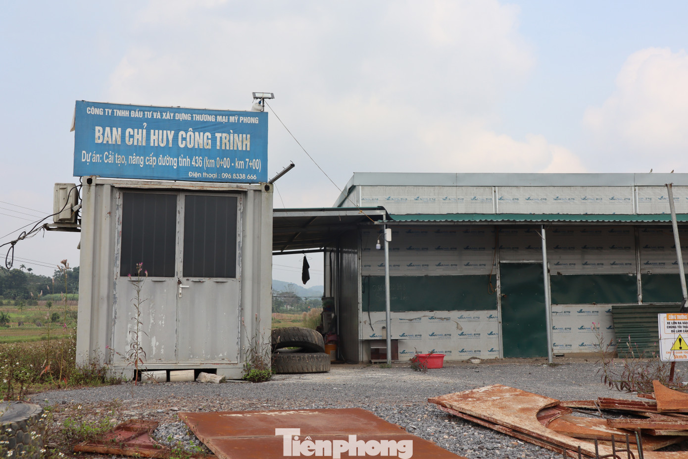 Khu vực nhà điều hành của dự án đã đóng cửa và không có người bên trong.