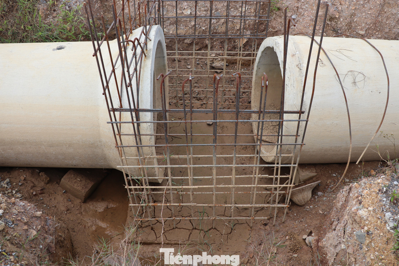 Dự án có tổng mức đầu tư 300 tỷ đồng, do Sở Giao thông vận tải tỉnh Hòa Bình làm chủ đầu tư. Quản lý dự án là Ban Quản lý dự án đầu tư xây dựng (QLDA ĐTXD) các công trình giao thông tỉnh Hòa Bình, được khởi công xây dựng từ tháng 2/2022, dự kiến hoàn thành chậm nhất đến ngày 18/1/2024 (thời gian thực hiện là 24 tháng).