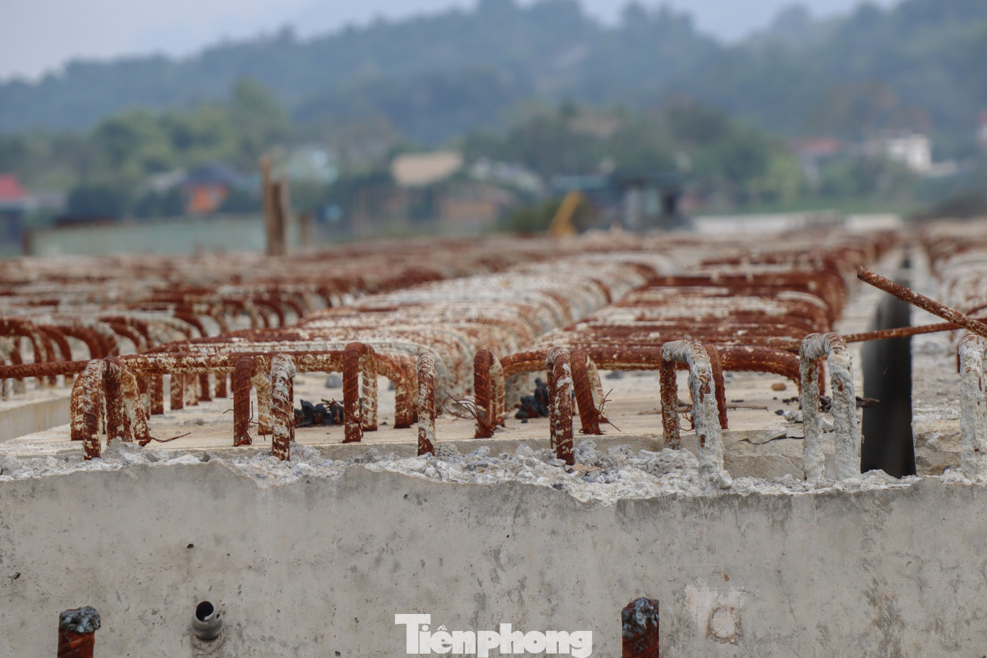 “Khoảng hơn 1 năm nay, hầu như dự án nằm yên bất động. Một số tấm lưới thép đã đan xong nhưng không được đổ bê tông, mưa nắng khiến chúng cùng nhiều hạng mục khác bị gỉ sét. Điều này có thể ảnh hưởng đến chất lượng của tuyến đường khi làm xong”, ông Đ. cho hay.