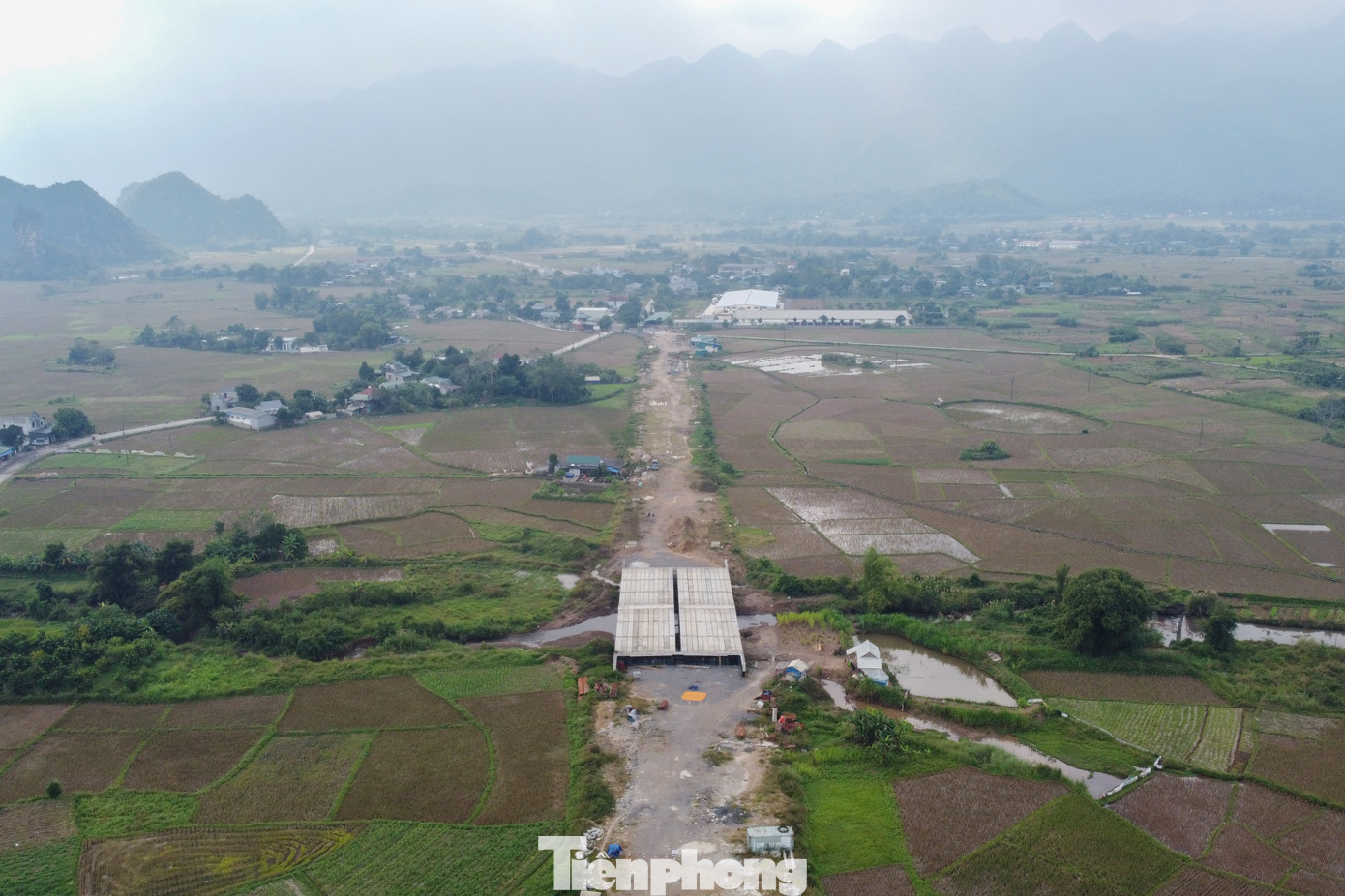 Người dân tại xã Phong Phú, huyện Tân Lạc (tỉnh Hòa Bình) phản ánh về tình trạng dự án đường tỉnh 436 được triển khai hơn 1 năm qua nhưng bị bỏ dở giữa chừng. Nhiều tháng nay công trường của dự án không hoạt động, một số hạng mục đã gỉ sét và có dấu hiệu xuống cấp.